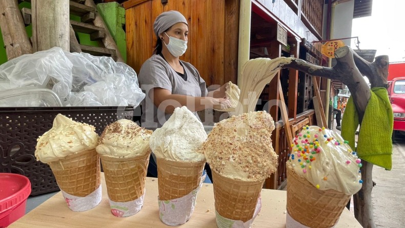 La historia de la mujer que vende 'gelatina de pata' en conos de helado a las puertas del Cañón del Combeima