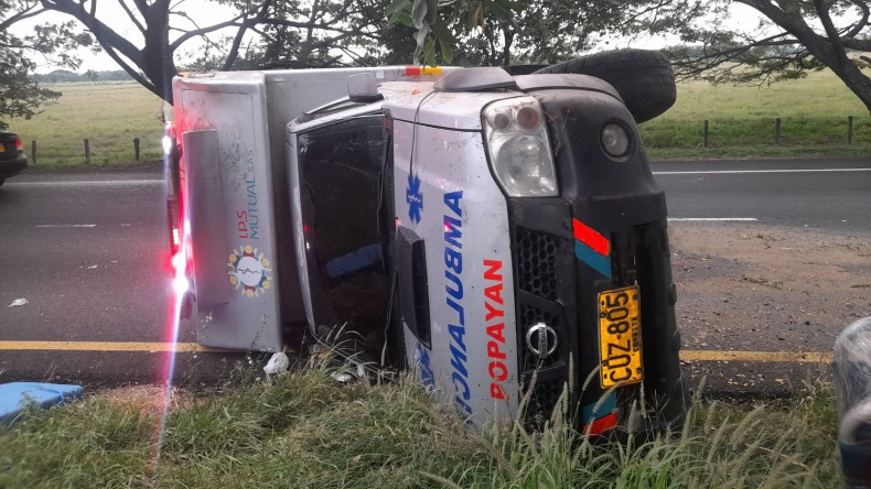 Ambulancia se volcó en la variante Melgar-Flandes y dejó a tres personas lesionadas