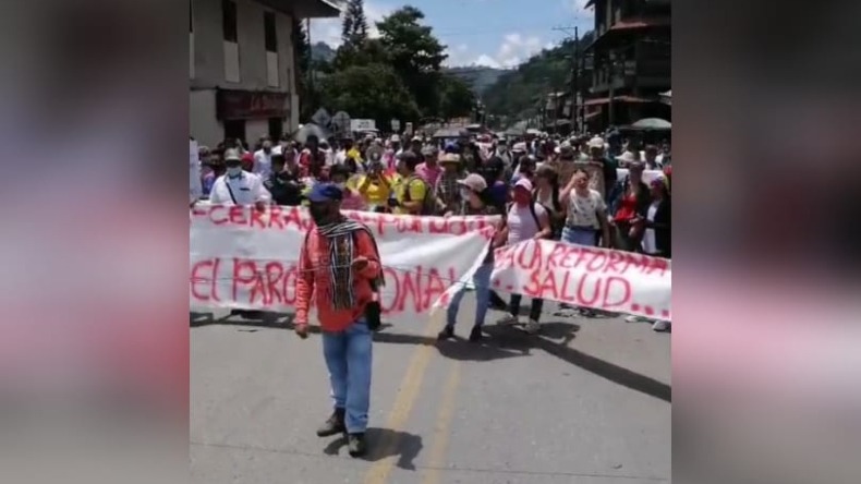Manifestantes realizan protesta pacífica y bloquean la vía Ibagué - Cajamarca 