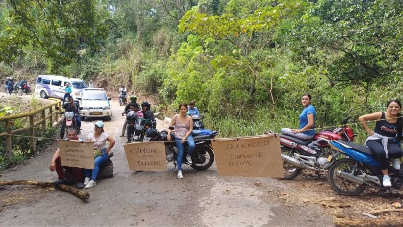 Protestas en la vía Ibagué – Rovira: padres de familia piden profesores para sus hijos
