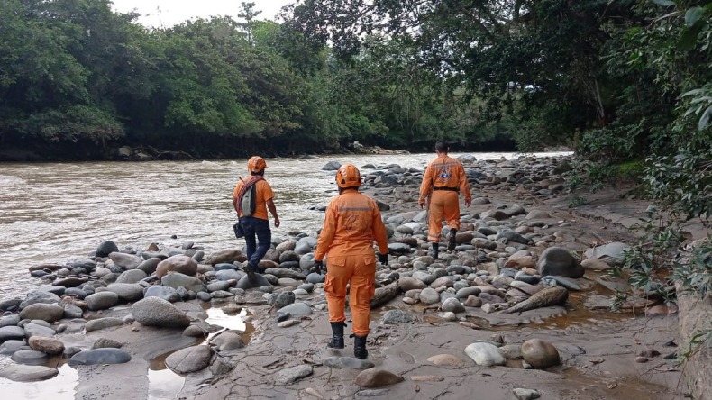 Buscan el cuerpo de niña de seis años que cayó a un río en Chaparral