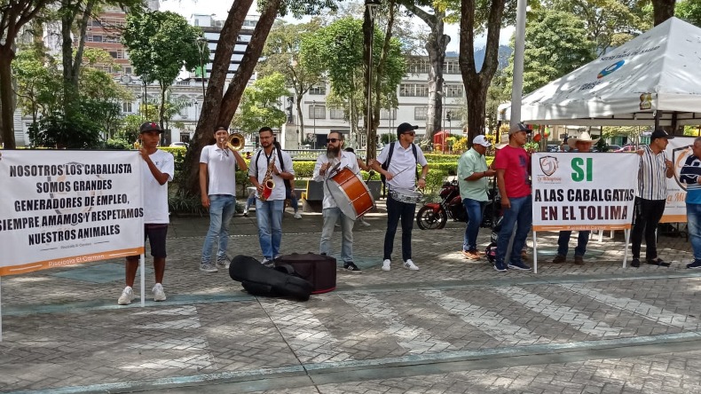 Caballistas protestaron frente a la Alcaldía de Ibagué para que no se prohiban las cabalgatas en la ciudad