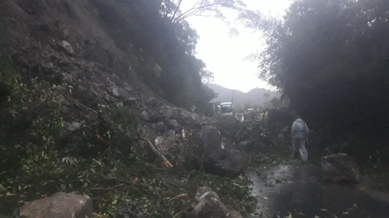 Deslizamiento de tierra y roca provocó cierre de la vía Ibagué - Calarcá