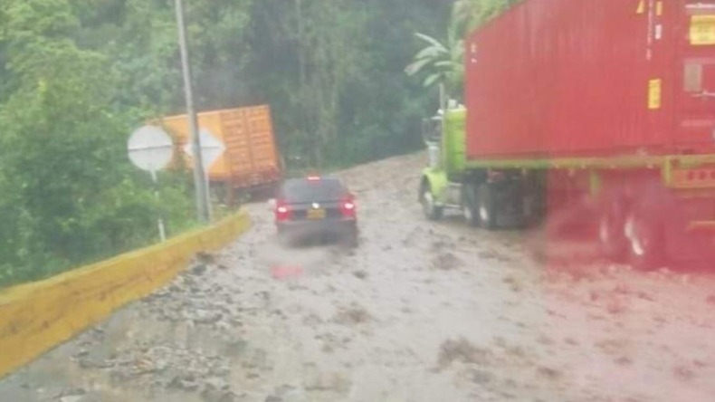 Grave emergencia provoca cierre de un carril en la vía Ibagué - Cajamarca
