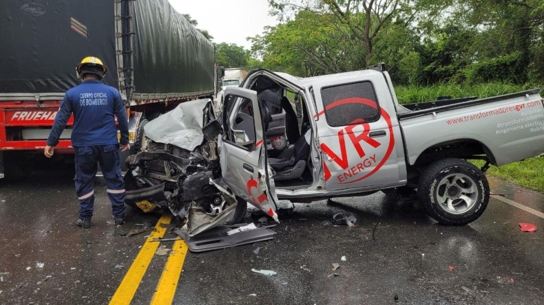 Accidente en la vía Ibagué - Alvarado: cuatro heridos deja fuerte choque entre dos camionetas