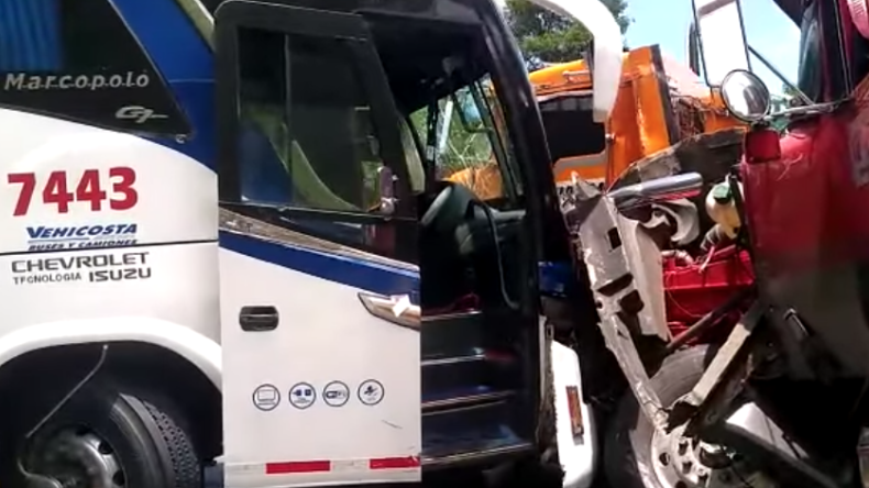 Dos tractocamiones y un bus de servicio público chocaron en el norte del Tolima 