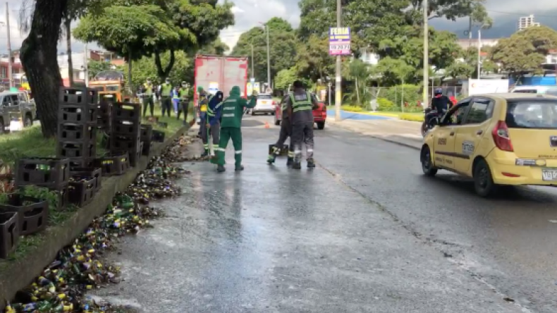 Decenas de canastas de cerveza cayeron de un camión de Bavaria en la avenida Ambalá de Ibagué 