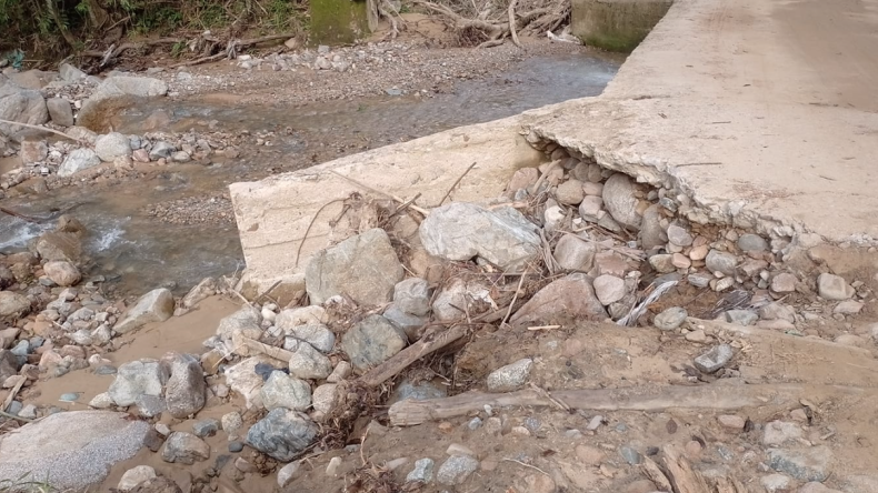 Ciudadanos denuncian que puente de la vereda Potrero Grande en El Totumo se cae a pedazos