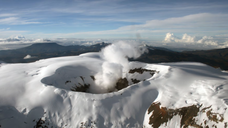El Nevado del Ruiz “está dentro de las probabilidades que haga una erupción más grande”, pero no es inminente: Servicio Geológico Colombiano