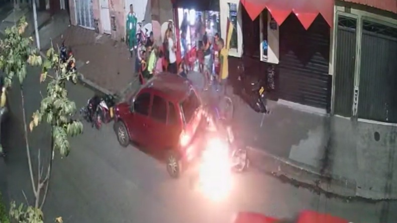 De película: motocicleta chocó y se incendió con sus ocupantes en Ibagué
