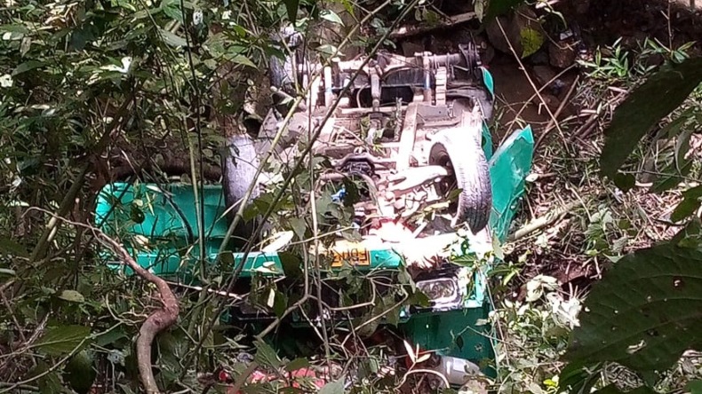 Vehículo con cuatro personas abordo cayó a un abismo en zona rural de Ibagué