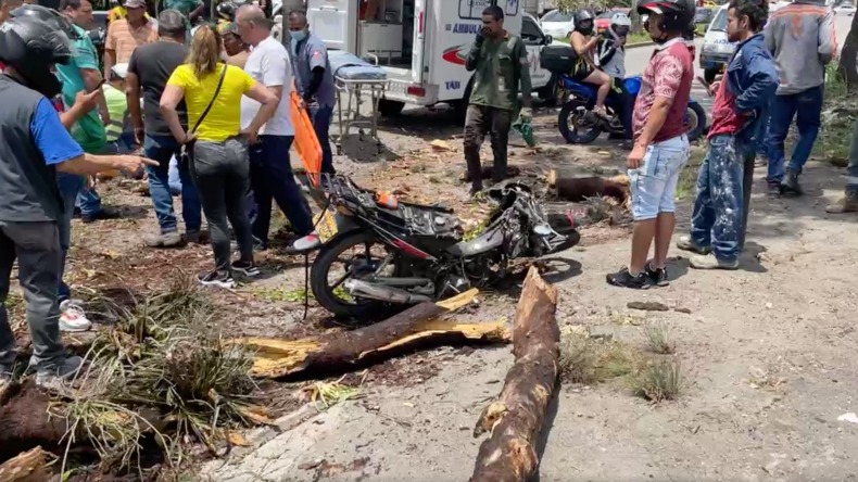 Árbol debilitado por las lluvias cayó sobre dos motociclistas en la avenida Mirolindo de Ibagué