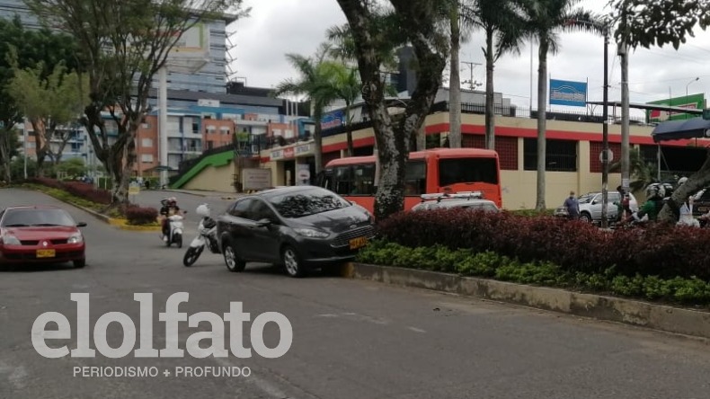 Vehículo se subió al separador y chocó contra un árbol en la avenida Guabinal de Ibagué 