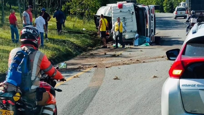 Choque con motocicleta provocó el volcamiento de camión cisterna en la vía Gualanday - Ibagué 