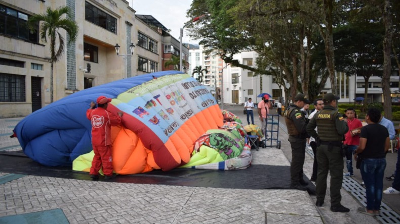 Ante la falta de autoridad en Ibagué, un comerciante informal instaló un inflable en la fachada de la Administración Municipal