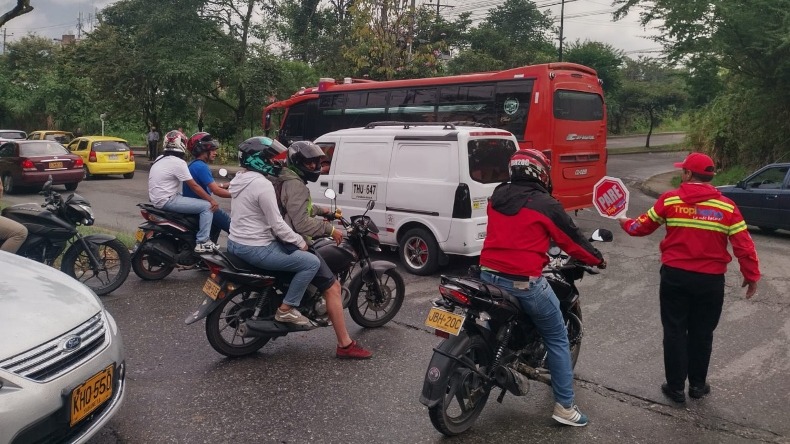 Ante la falta de autoridades de tránsito en Ibagué, una emisora asumió el control de las vías más congestionadas