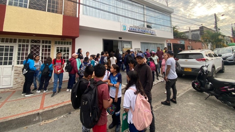 Padres y alumnos del colegio Darío Echandía salieron a protestar por retrasos en las obras