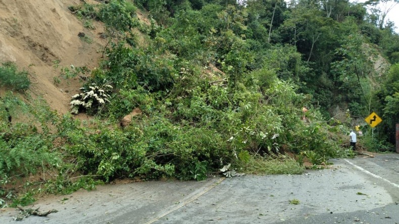 Cierre total de la vía Ibagué - Cajamarca por deslizamiento de tierra y caída de rocas