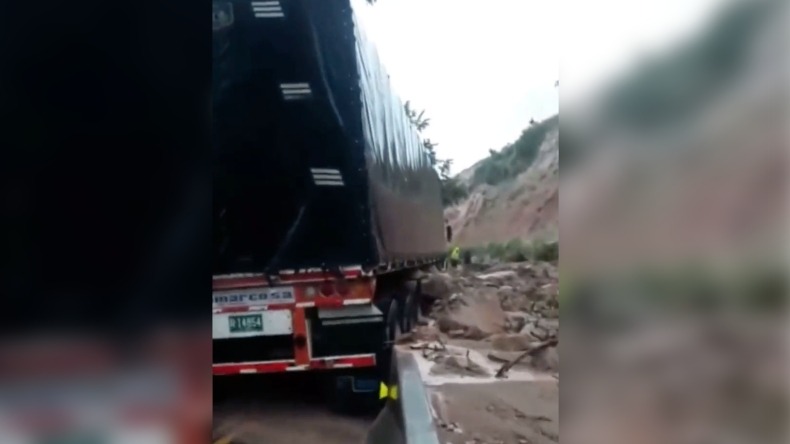 Deslizamiento de tierra en la vía Bogotá - Ibagué causa caos vehicular