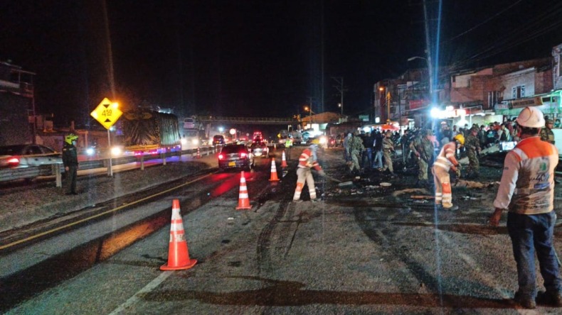Habilitan la vía Bogotá - Ibagué luego de fuerte accidente protagonizado por un tractocamión
