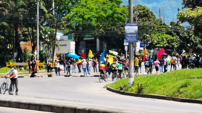 Jóvenes bloquean la glorieta de Mirolindo en Ibagué
