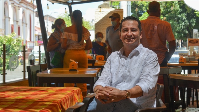 El empresario santandereano que brinda decenas de empleos a través de sus restaurantes en el Tolima