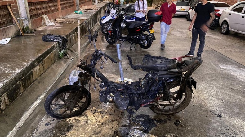 Motocicleta quedó en pérdida total luego de incendiarse en Mirolindo