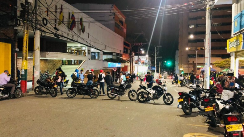 Un grupo de jóvenes bloqueó las calles aledañas al parque Murillo Toro de Ibagué