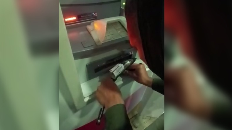 En video: así hurtan en los cajeros automáticos de Ibagué