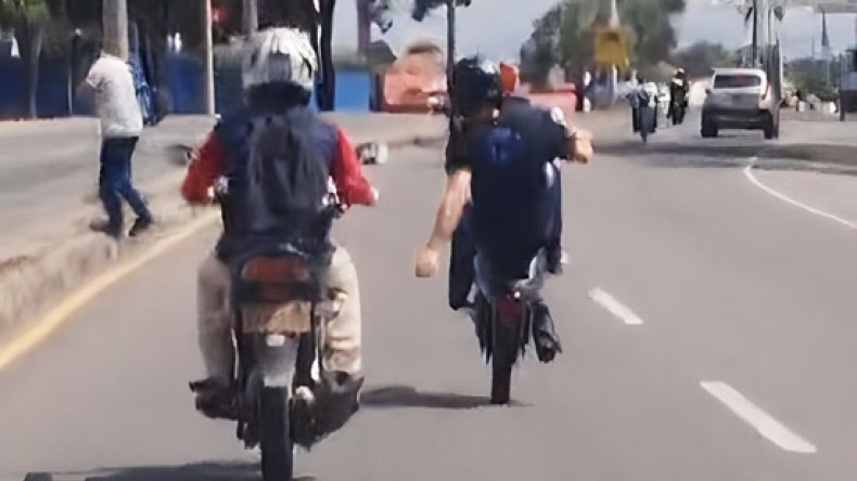 Motociclista sin placa ejecuta maniobras peligrosas en Ibagué