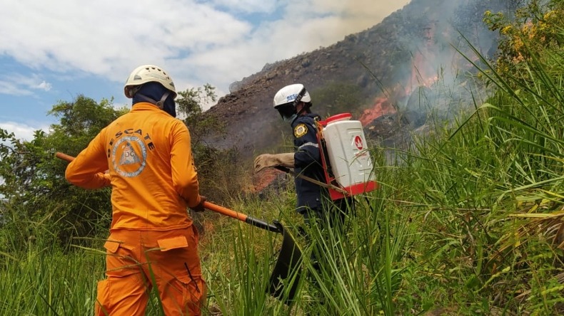 Luego de dos días, aún no logran apagar incendio forestal que inició en un cerro de Melgar