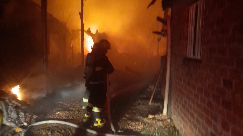 Incendio consumió una fábrica de colchones en el sur de Ibagué