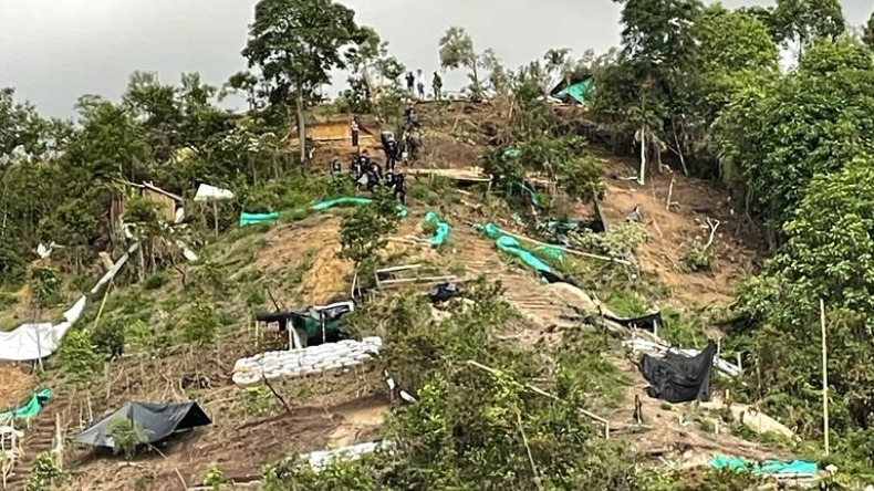 Autoridades continúan desarmando 'cambuches' en invasión del cerro la 'Mulita' de Ibagué 