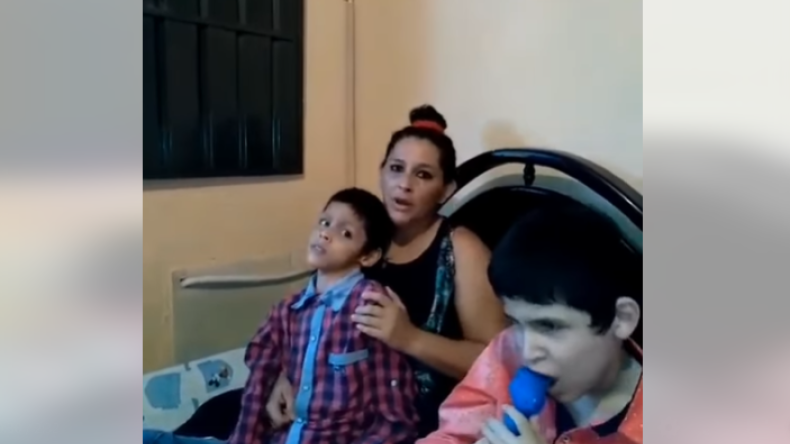 Buscan ayuda en Rovira para terapias de dos niños con problemas motrices