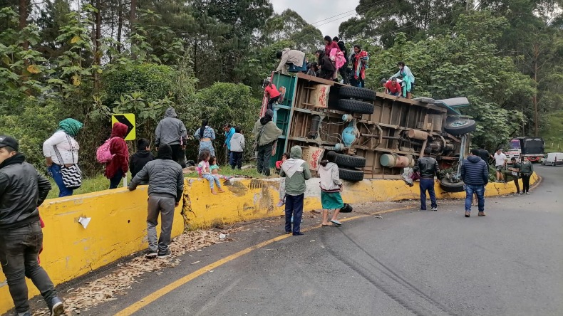 Cinco indígenas muertos deja volcamiento de chiva en La Línea