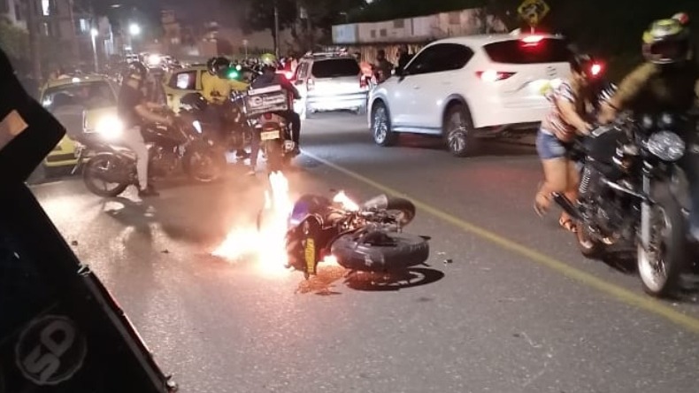 Le quemaron la motocicleta a un presunto ladrón en Ibagué
