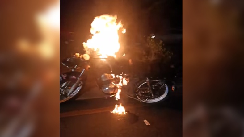Le quemaron la moto a presunto delincuente en la avenida Pedro Tafur