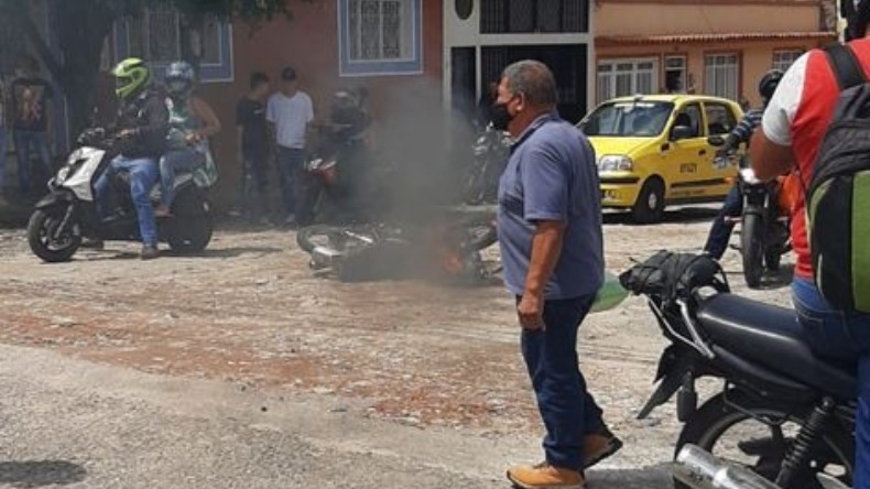 Comunidad incineró la moto de dos presuntos delincuentes en el barrio la Francia de Ibagué
