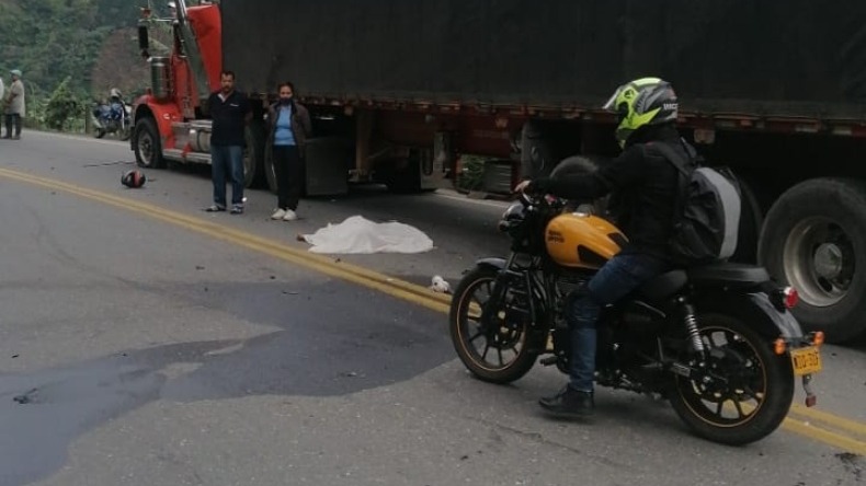 Un motociclista muerto y una persona herida por grave accidente en la vía Ibagué - Cajamarca