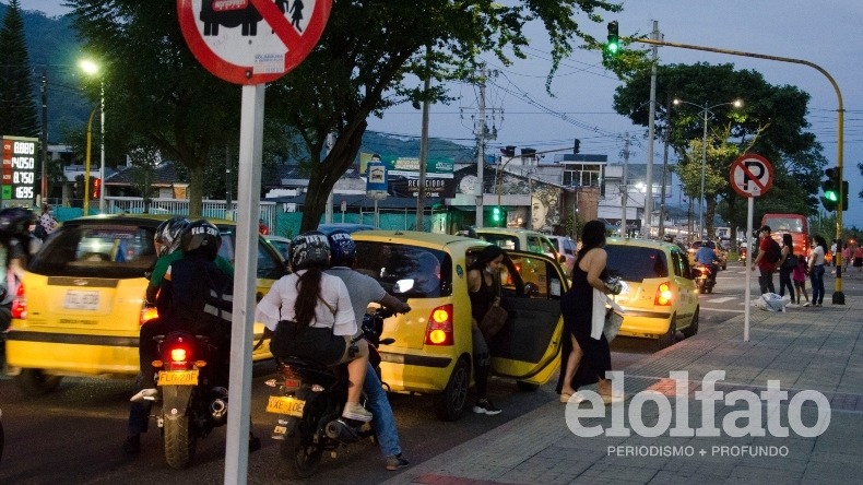 Persisten trancones en la avenida Guabinal por parqueo de vehículos frente a Acqua