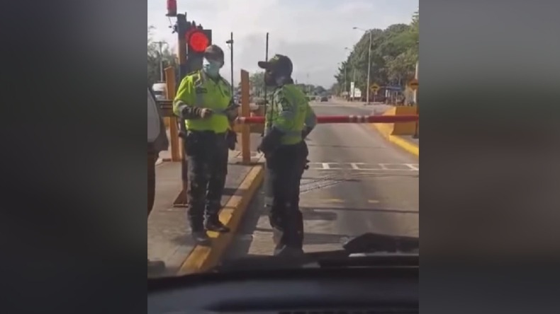 Conductor logró convencer a varios policías y pasó un peaje sin pagar en el Tolima