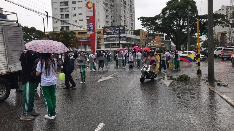 Estudiantes del colegio San Simón bloquean el paso vehicular en la carrera Quinta 