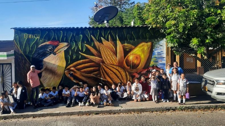 La muralista ibaguereña que llena de colores rincones de Colombia 