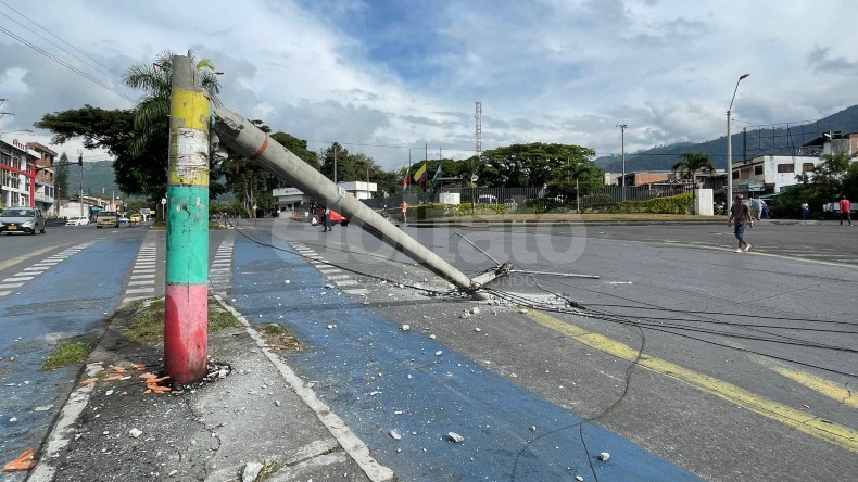Camión ocasionó que dos postes se partieran y cayeran sobre la avenida Ferrocarril de Ibagué