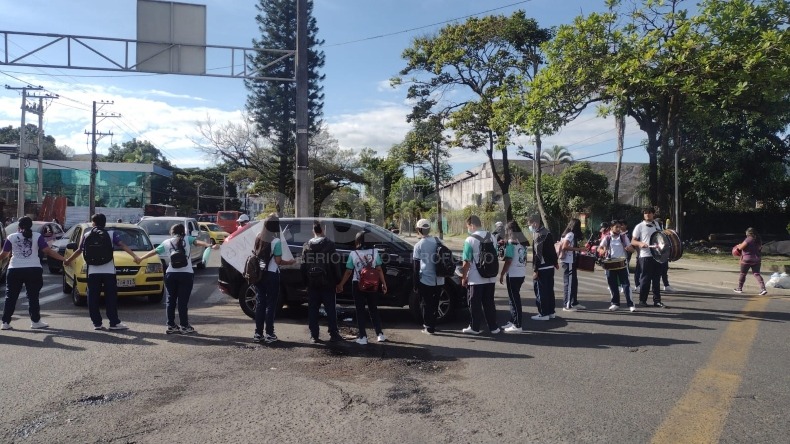 Tome vías alternas: estudiantes bloquean el paso vehicular en la calle 42 con carrera Quinta de Ibagué