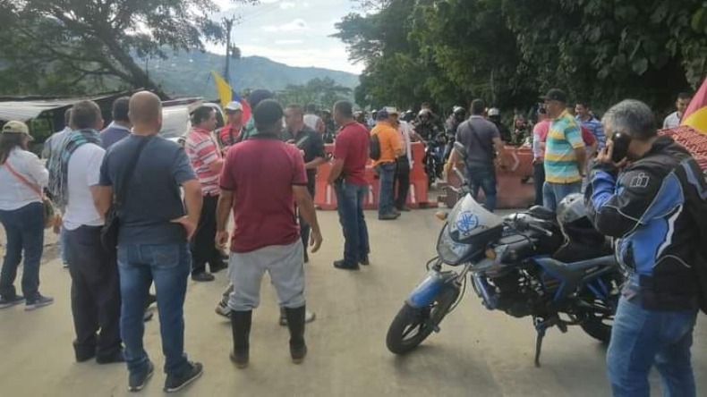 Manifestantes bloquearon el paso en la vía Ibagué - Calarcá por falta de mantenimiento 