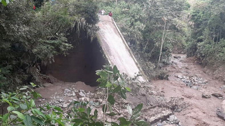 El sur del Tolima está incomunicado por deslizamientos y caída de puente en la vía Ríoblanco-Herrera