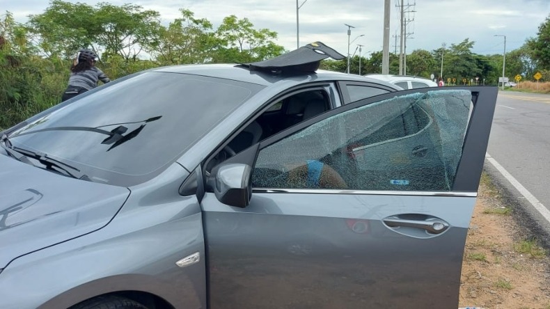 Cero y van tres: delincuentes rompieron los vidrios de dos vehículos de gama alta en la Variante de Ibagué