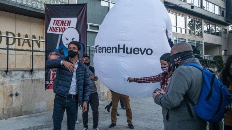 Activistas llevaron un huevo gigante a las inmediaciones del Ministerio de Hacienda