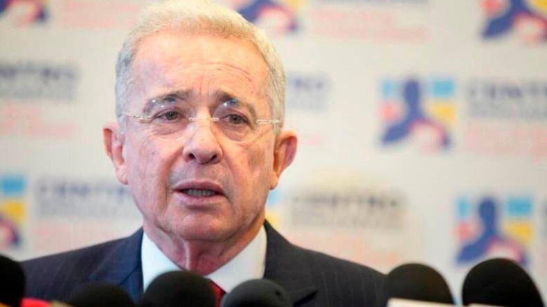 Tormenta política por llamado a juicio de Uribe